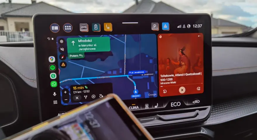 Nowa android auto aktualizacja wyświetla mapę z trasą do Młodości, Spotify i czas 12:37.