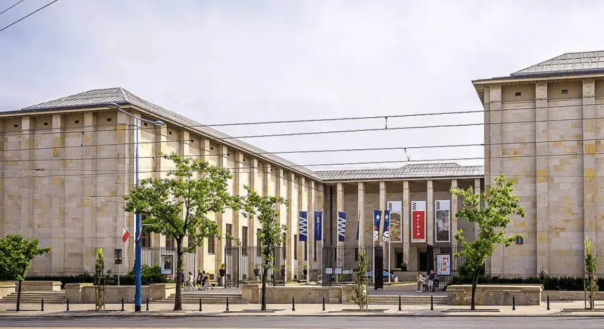 Muzeum Narodowe w Warszawie – imponujący budynek, który warto zobaczyć w Warszawie. Warto zobaczyć w Warszawie!