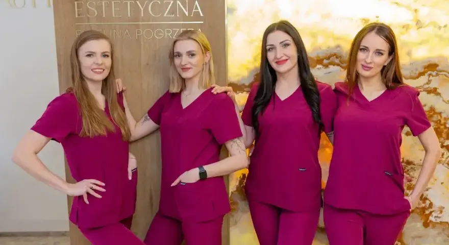 Cztery kobiety w uniformach medycznych stoją obok siebie.