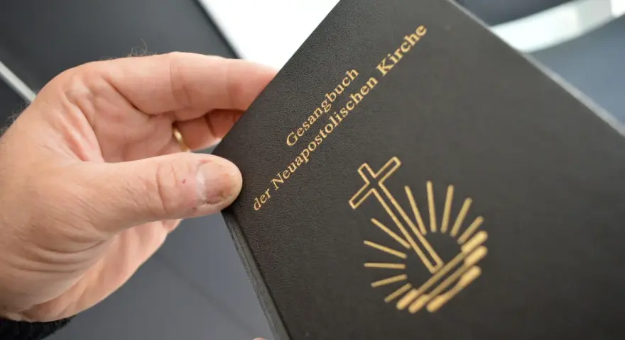 Ein Gesangbuch der Neuapostolischen Kirche, die Frage nach einer Sekte oder nicht, wird hier durch das Buch selbst aufgeworfen.
