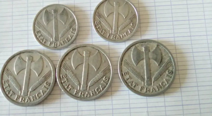 Cinq pièces de 2 francs "État Français" avec une hache et des épis. La valeur pièce de 2 francs 1981 est recherchée par les collectionneurs.