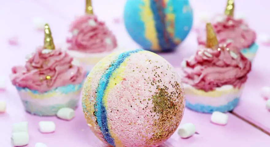 Bunte Badekugeln und Cupcake-ähnliche Kreationen mit Glitzer – perfekt, um badekugeln selber machen kinder Spaß zu machen.