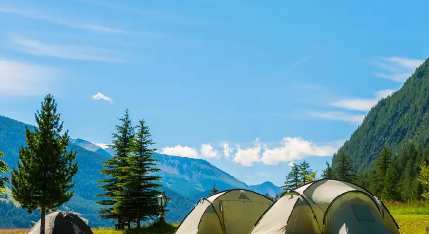 Namioty na tle górskich krajobrazów Austrii. Idealne miejsce na camping Austria.