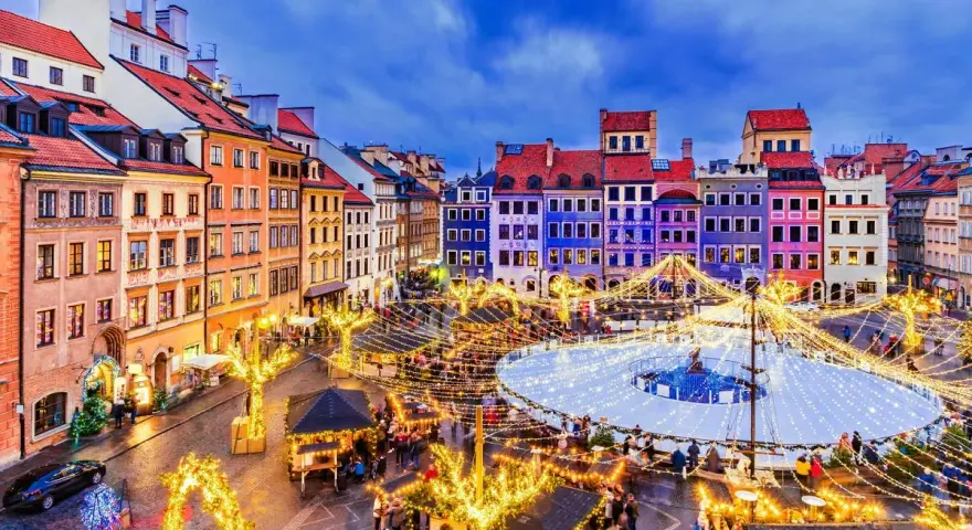 Magiczny jarmark świąteczny Warszawa na Rynku Starego Miasta. Lodowisko, iluminacje i kolorowe kamienice tworzą niepowtarzalny klimat.