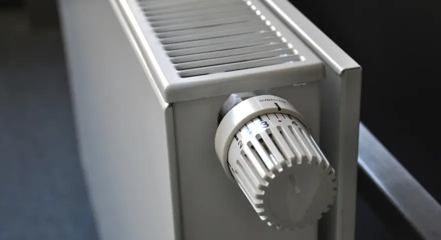 Termostato de radiador blanco, útil para el cálculo de radiadores por m2.