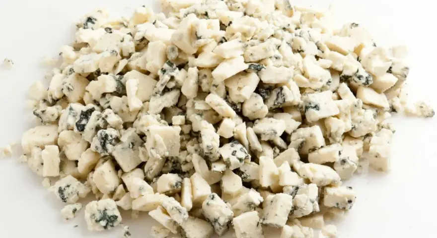 Pokruszony ser gorgonzola, idealny do sałatek, sosów i jako dodatek do pizzy. Z czym podawać? Z gruszką, orzechami, miodem.