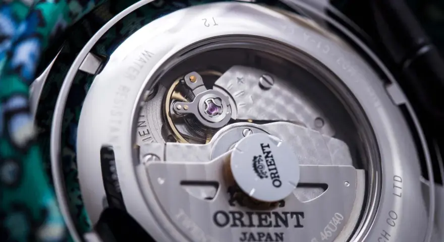 Mechanizm zegarka Orient z widocznym balansem i zębatkami. To zegarek bez baterii, napędzany ruchem ręki.