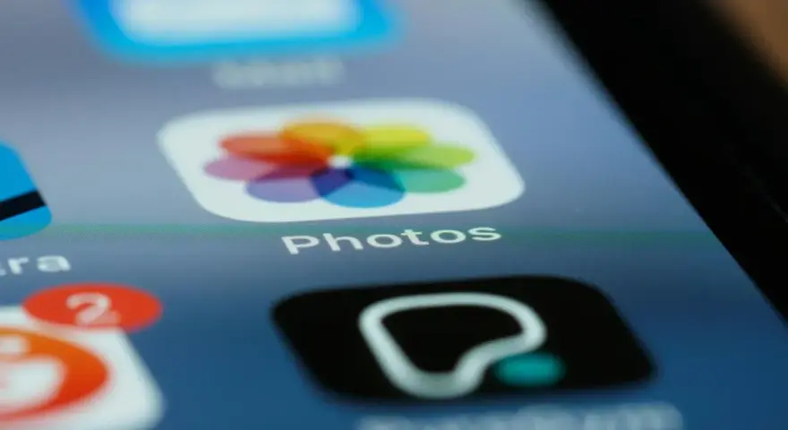 Ikona aplikacji "Photos" na ekranie telefonu. Dowiedz się, jak wydrukować zdjęcie z telefonu, korzystając z tej aplikacji.