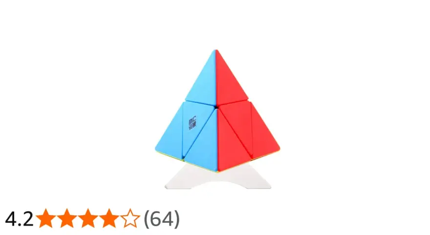 En blå och röd rubiks kub triangel står på ett vitt stativ.
