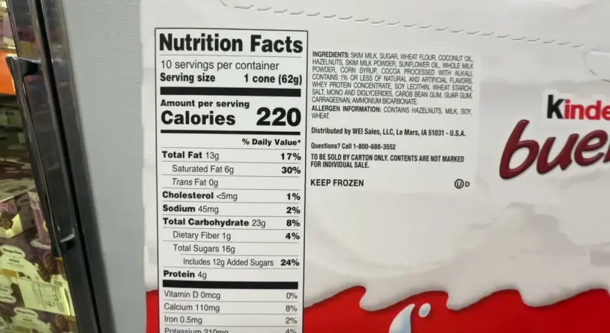 Na opakowaniu Kinder Bueno widnieje informacja o kaloriach: 220 kcal na porcję.
