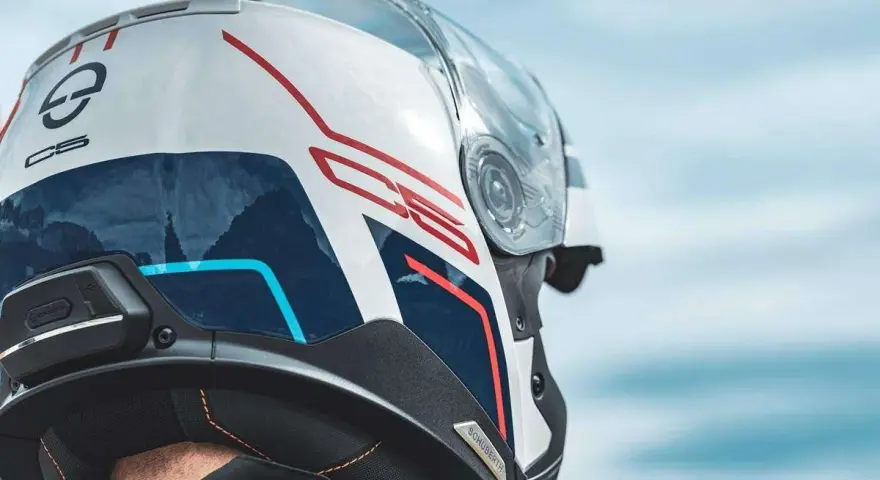 Casco Schuberth C5 blanco con detalles rojos y azules. Opiniones positivas sobre su diseño y comodidad.