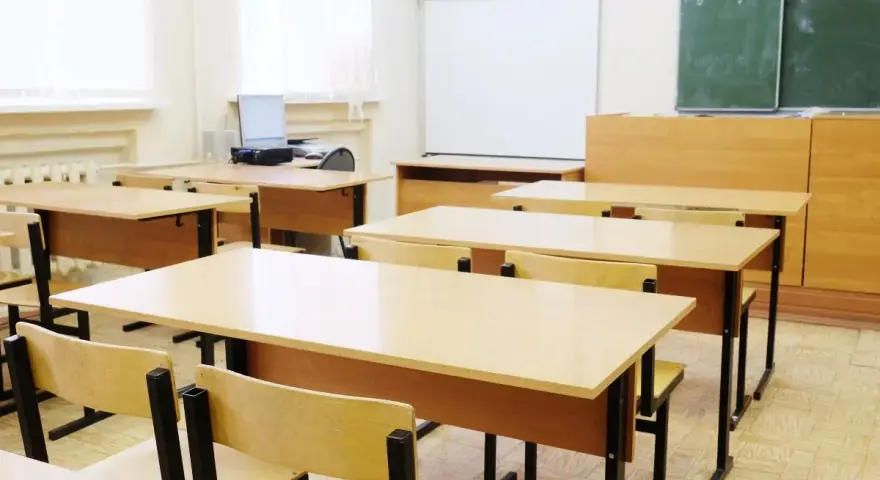 Puste ławki w sali lekcyjnej. Czy w 7 klasie jest technika? Może tu odbywają się zajęcia z tego przedmiotu.