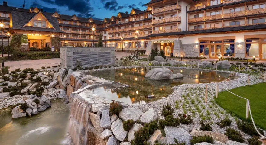 Elegancki hotel z basenami i kaskadą. Sprawdź termy Bania godziny otwarcia i zaplanuj relaks.