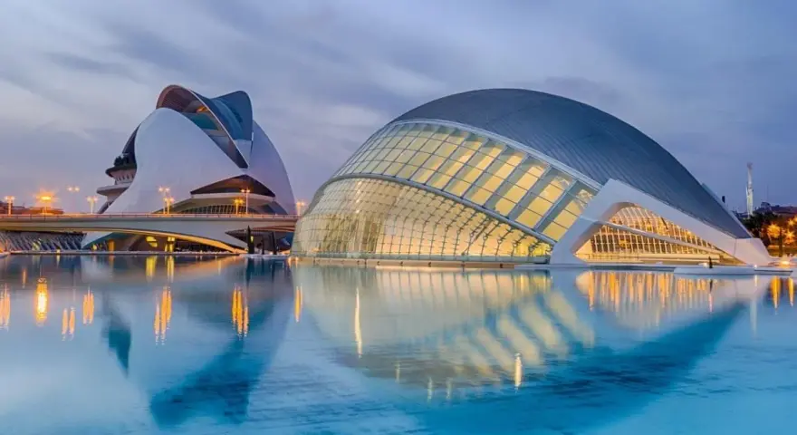 Cosa vedere a Valencia in un giorno: la futuristica Città delle Arti e delle Scienze con i suoi edifici iconici che si specchiano nell'acqua.