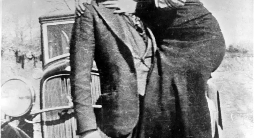 Bonnie et Clyde, avant leur fin tragique. La question "qui a tué Bonnie et Clyde" reste un mystère pour certains.