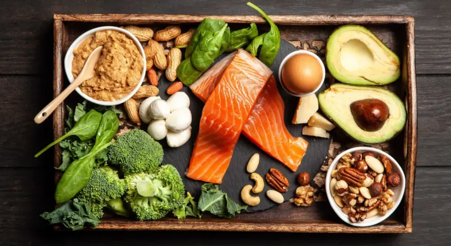 Łosoś, jajko, awokado, orzechy i warzywa liściaste – składniki idealne na dietę keto przy Hashimoto.