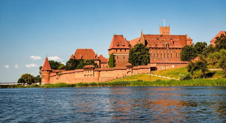 Potężny zamek w Malborku, największa ceglana twierdza Europy. Poznaj zamek w Malborku ciekawostki i jego historię.