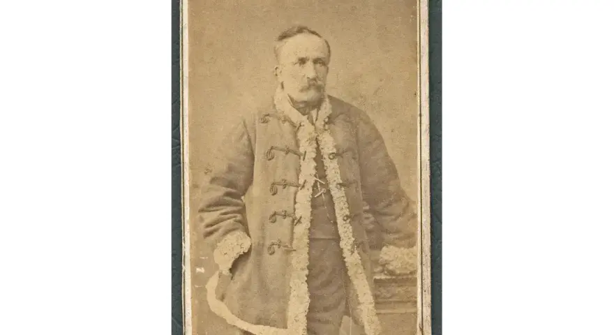 Portret Włodzimierza Seniuka w ozdobnym, futrzanym płaszczu.