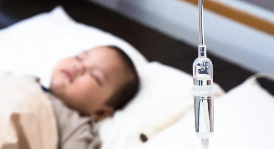 Dziecko śpi pod kroplówką, walcząc z kwasicą. Szybki powrót do zdrowia!