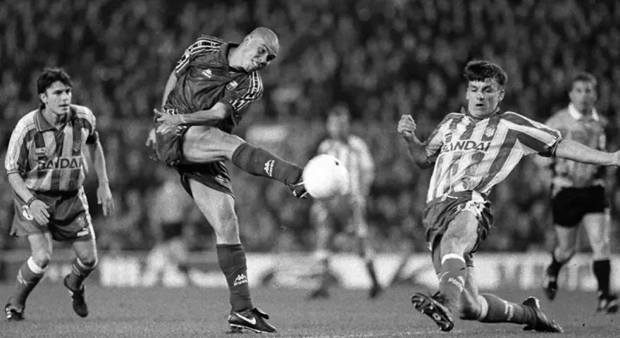 Jugadores del Deportivo de la Coruña y el FC Barcelona en acción. Ronaldo, con la camiseta azulgrana, golpea el balón.