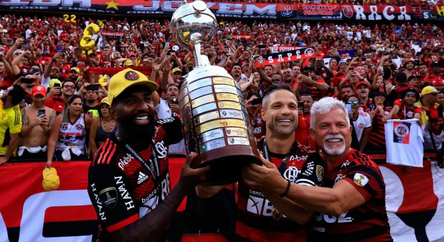 Jugadores del Flamengo celebran con la Copa Libertadores. ¡Así puedes ver al Mengão!