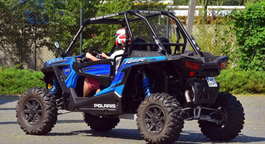 Niebieski pojazd terenowy Polaris RZR XP 1000 z homologacją L7e, gotowy do jazdy po drogach.