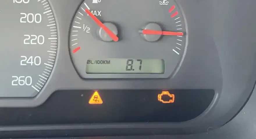 Na desce rozdzielczej świecą się kontrolki TCS i silnika. Spalanie 8.7l/100km.