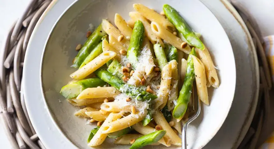 Penne-Nudeln mit frischem Spargel, Pinienkernen und Parmesan. Ein leichtes und frühlingshaftes Gericht, das Lust auf mehr macht.