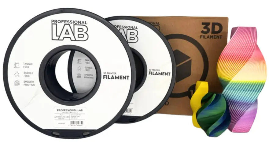 Dwie szpule filamentu jaki filament PLA marki Professional Lab, obok pudełka z napisem "3D FILAMENT" i kolorowych wydruków 3D.