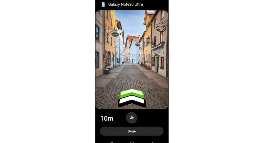 Auf dem Bildschirm eines Galaxy Note20 Ultra wird eine Gasse mit bunten Häusern gezeigt. Ein Pfeil weist auf "smart things find" hin, 10m entfernt.