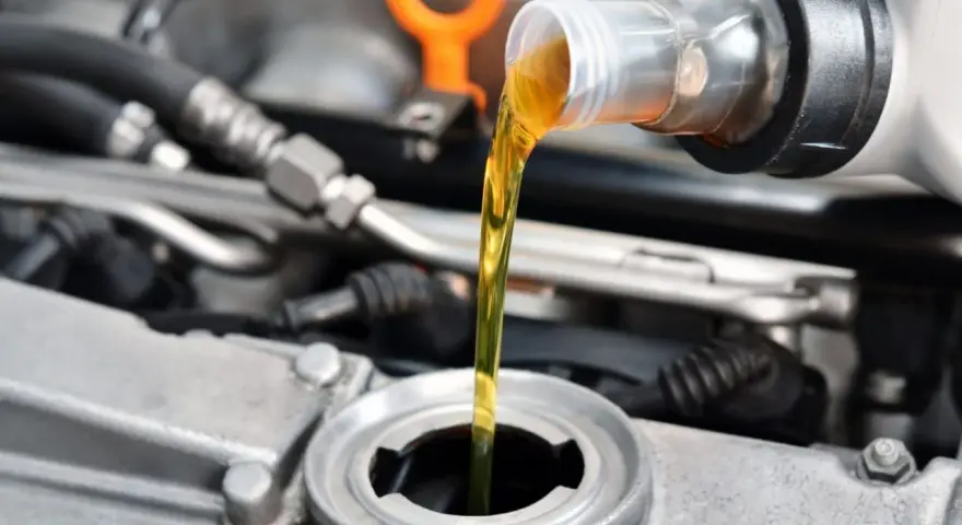 Quelle huile moteur essence choisir ? Guide complet & normes clés
