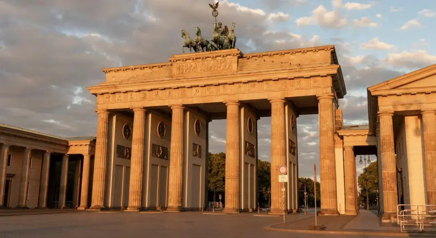 Brama Brandenburska w złotym świetle. Idealne miejsce na spacer z dziećmi, odkrywanie historii i podziwianie berlińskich atrakcji.