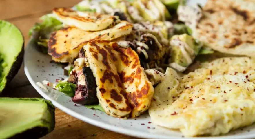 Halloumi z jakiego mleka: odkryj sekrety jego produkcji i smaku