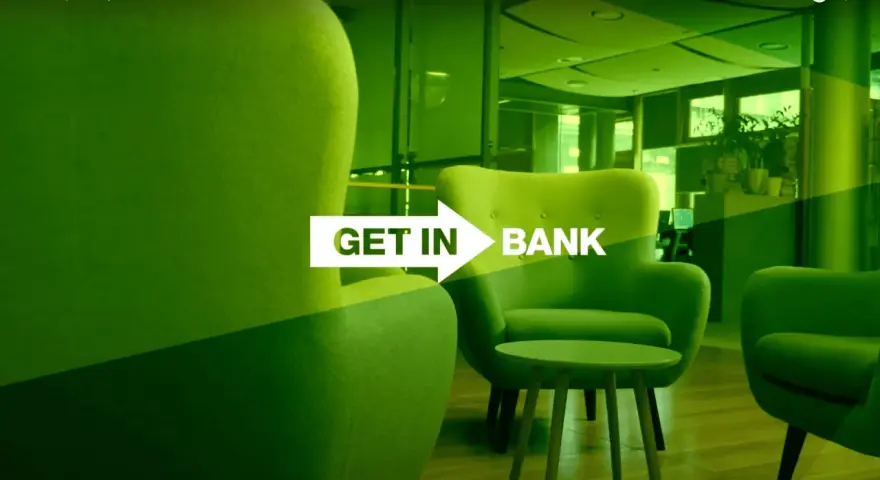 Frankowicze Getin Bank: najnowsze wiadomości o sprawach frankowych. Nowoczesne wnętrze banku z zielonymi fotelami i stolikiem.