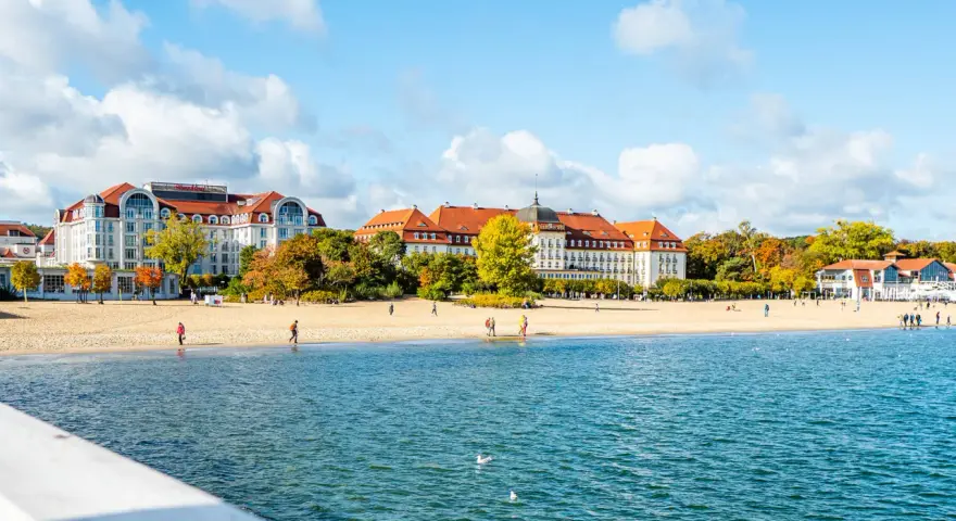 Sopot, jedno z najładniejszych miejscowości nad morzem, z piaszczystą plażą i hotelami w stylu belle époque.