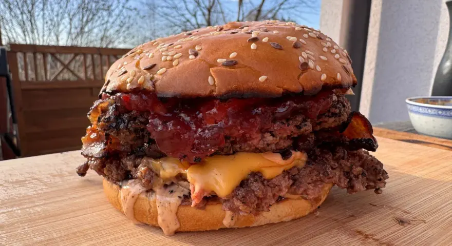Pyszny smash burger przepis: podwójna wołowina, ser, bekon i sos na sezamowej bułce. Idealny na grilla!
