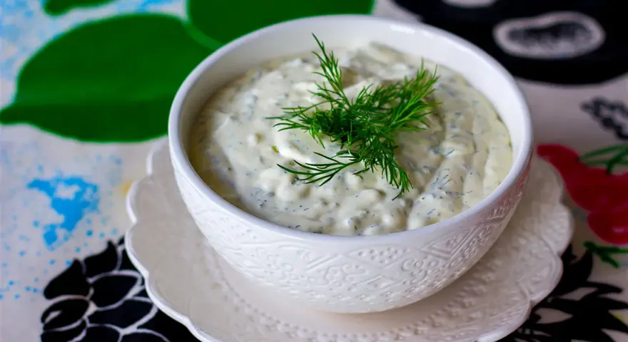 Krämig sås med dill, perfekt som skolans fisksås till sillen.