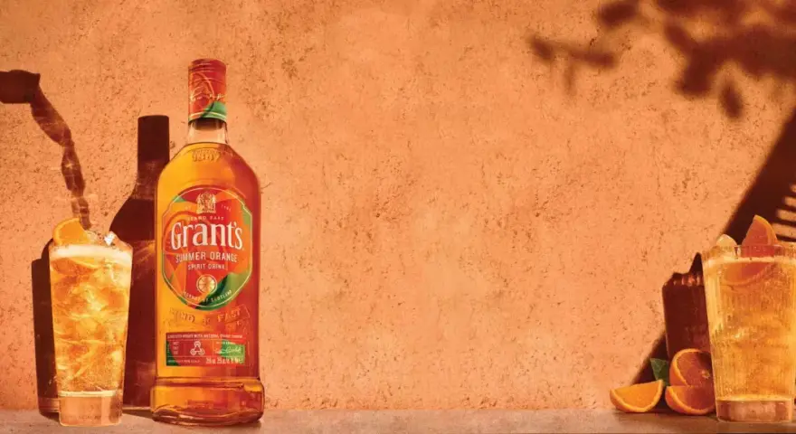 Grant's Summer Orange to orzeźwiający napój. Idealny do picia z lodem i plasterkiem pomarańczy.
