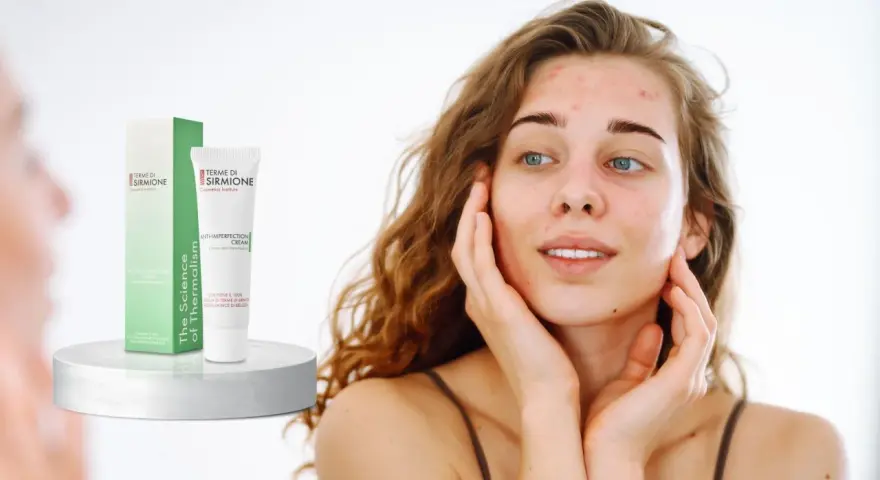 Giovane donna con acne pelle, accarezza il viso vicino a una crema anti-imperfezione Terme di Sirmione.