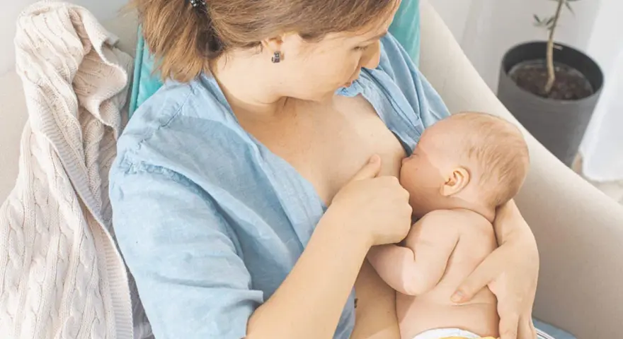 Eine Mutter stillt ihr Baby. Viele Frauen erleben, dass sie durch das Stillen abnehmen.