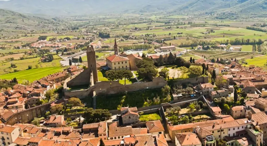 Vista aerea di un borgo medievale con torre, ideale per scoprire Arezzo e dintorni in 3 giorni.