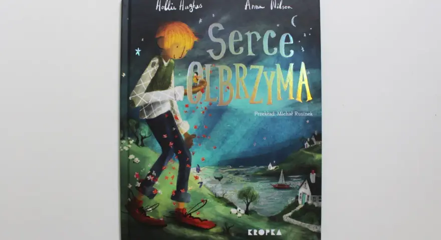 Ilustracja z książki "Serce olbrzyma": chłopiec z pomarańczowymi włosami idzie przez łąkę, zrzucając czerwone płatki.
