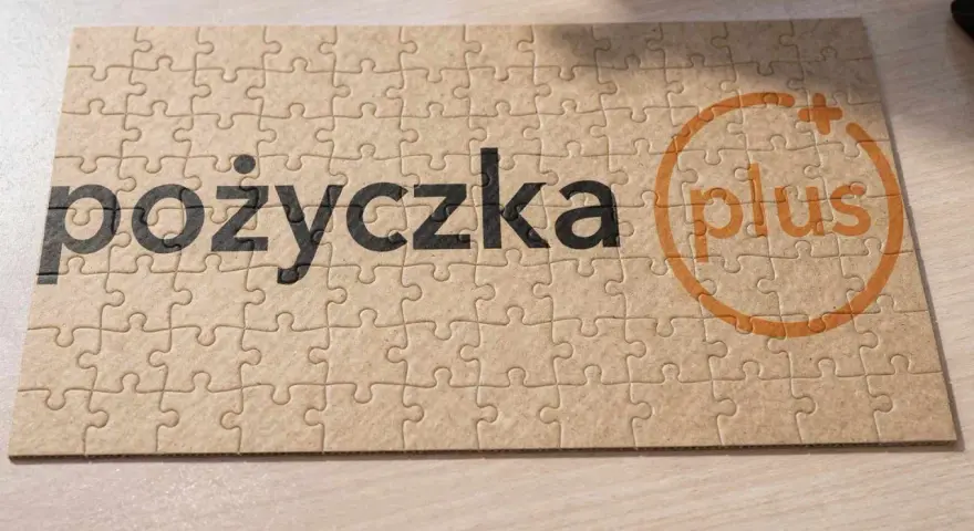 Puzzle z napisem "pożyczka plus". Czyżby to wezwanie na policję w sprawie nieuregulowanych zobowiązań?