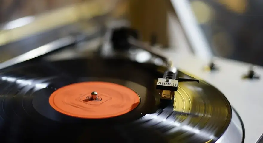 Gramofon odtwarza płytę winylową z muzyką indie pop.