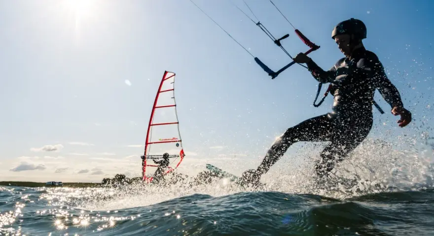 Kite czy Windsurfing? Porównanie, które rozwieje Twoje wątpliwości