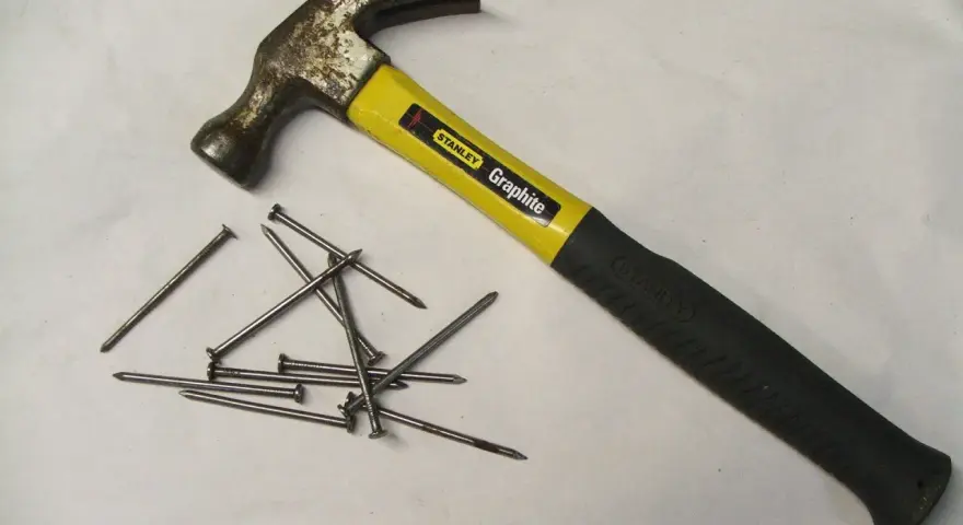 Młotek Stanley Graphite i kilka gwoździ. Różne rodzaje młotków i narzędzi do wbijania gwoździ.