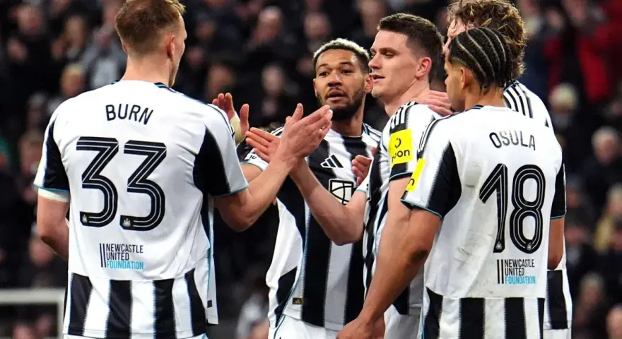 Piłkarze Newcastle United świętują, być może po udanych newcastle transfery. Widoczni zawodnicy z numerami 33 i 18.