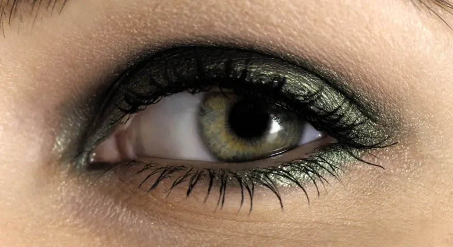 Grüne Augen schminken: Farben & Tricks für Ihr Strahlen