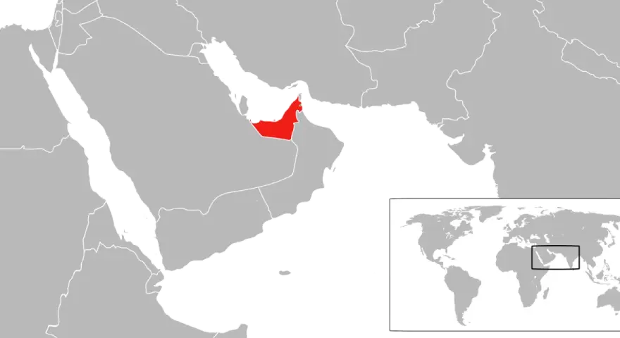 Mapa pokazuje Zjednoczone Emiraty Arabskie, gdzie leży Dubaj, na Półwyspie Arabskim.