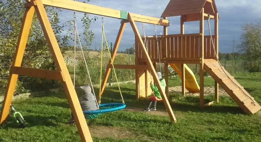 Czym pomalować drewniany plac zabaw, aby był bezpieczny i trwały